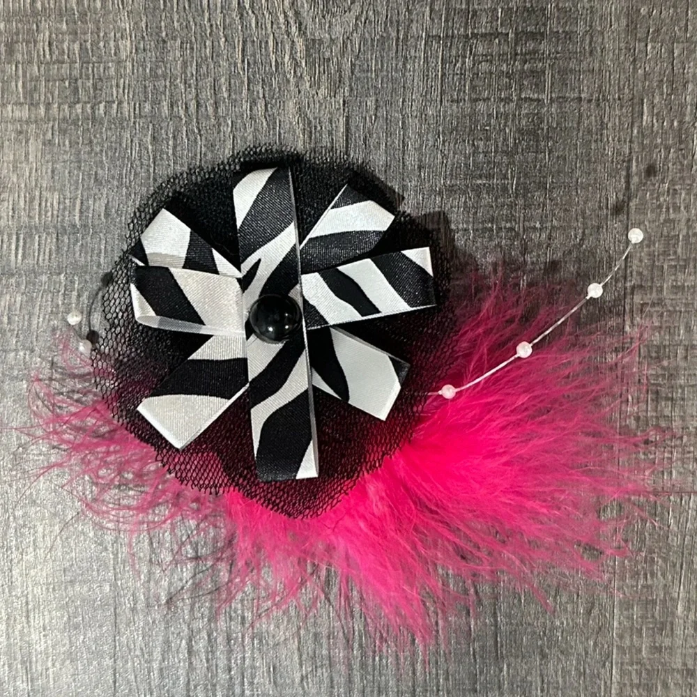 💞 Large Black & White Zebra Print Ribbon Flower Hair Pin with Pink Feathers